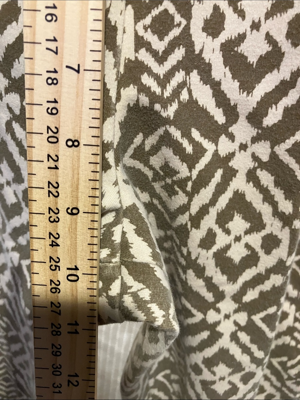 Women with Control Olive and Cream Geometric Cropped Pants - Picture 8 of 9